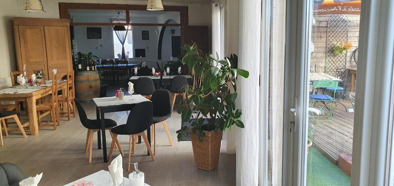 Hotel Restaurant Du Commerce Poulainville エクステリア 写真